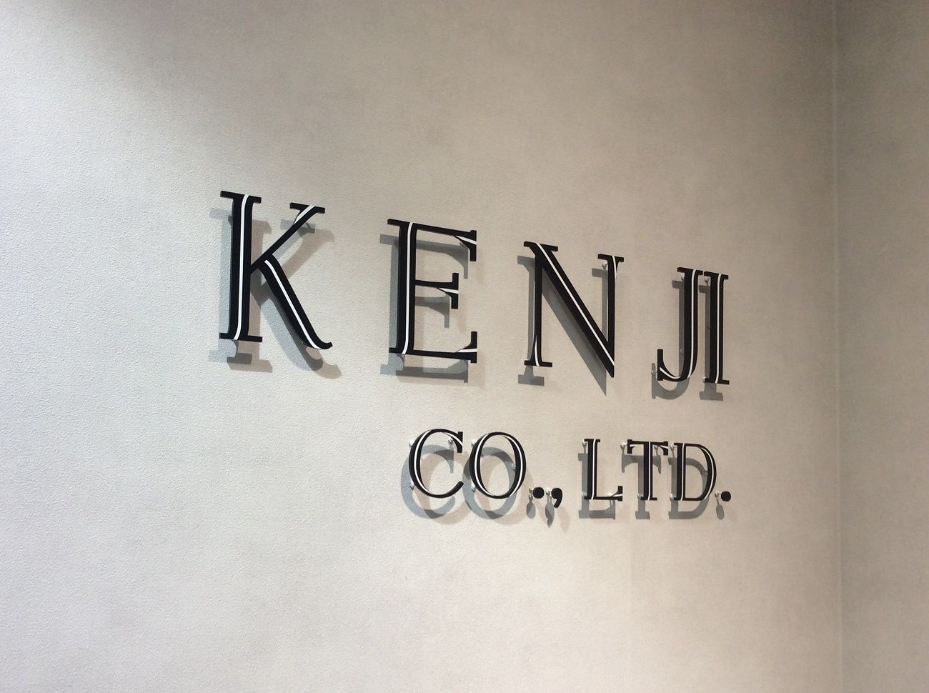月2週間の経理工数を月2〜3時間に圧縮。多店舗展開のサロン企業が選んだペーパーレス出張管理